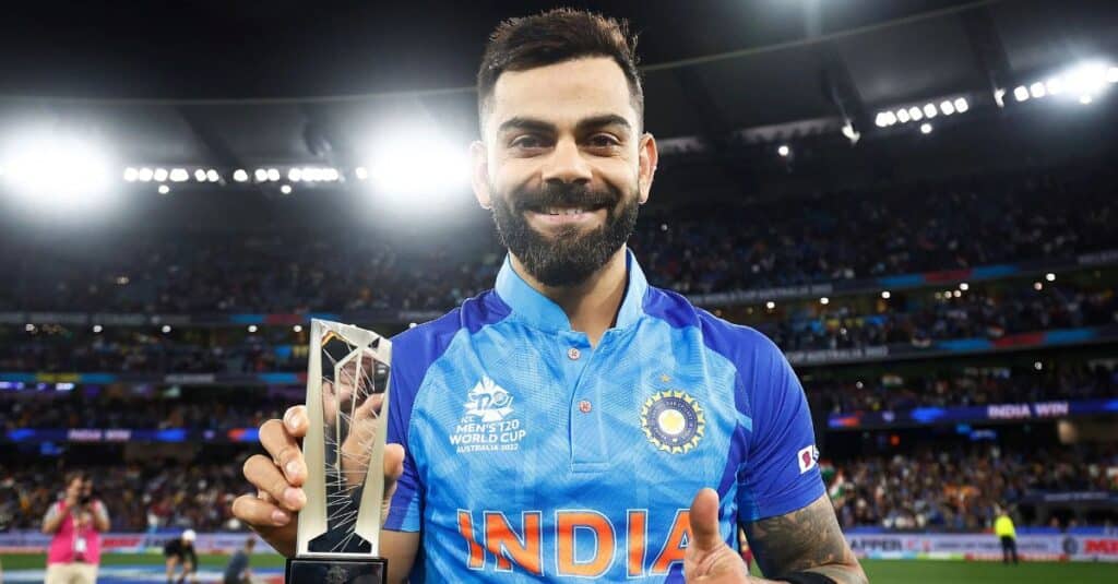 Virat Kholi is showing his award at MCG in Australia
